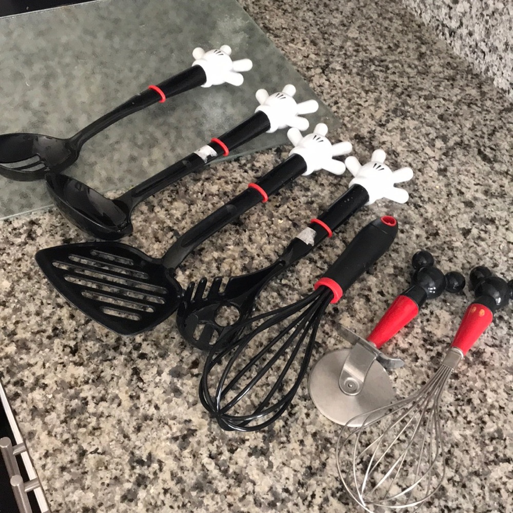 Mickey Mouse kitchen utensil set